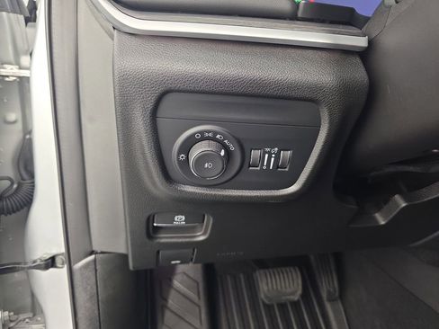 Used 2025 Jeep Grand Cherokee L Limited RWD image 19