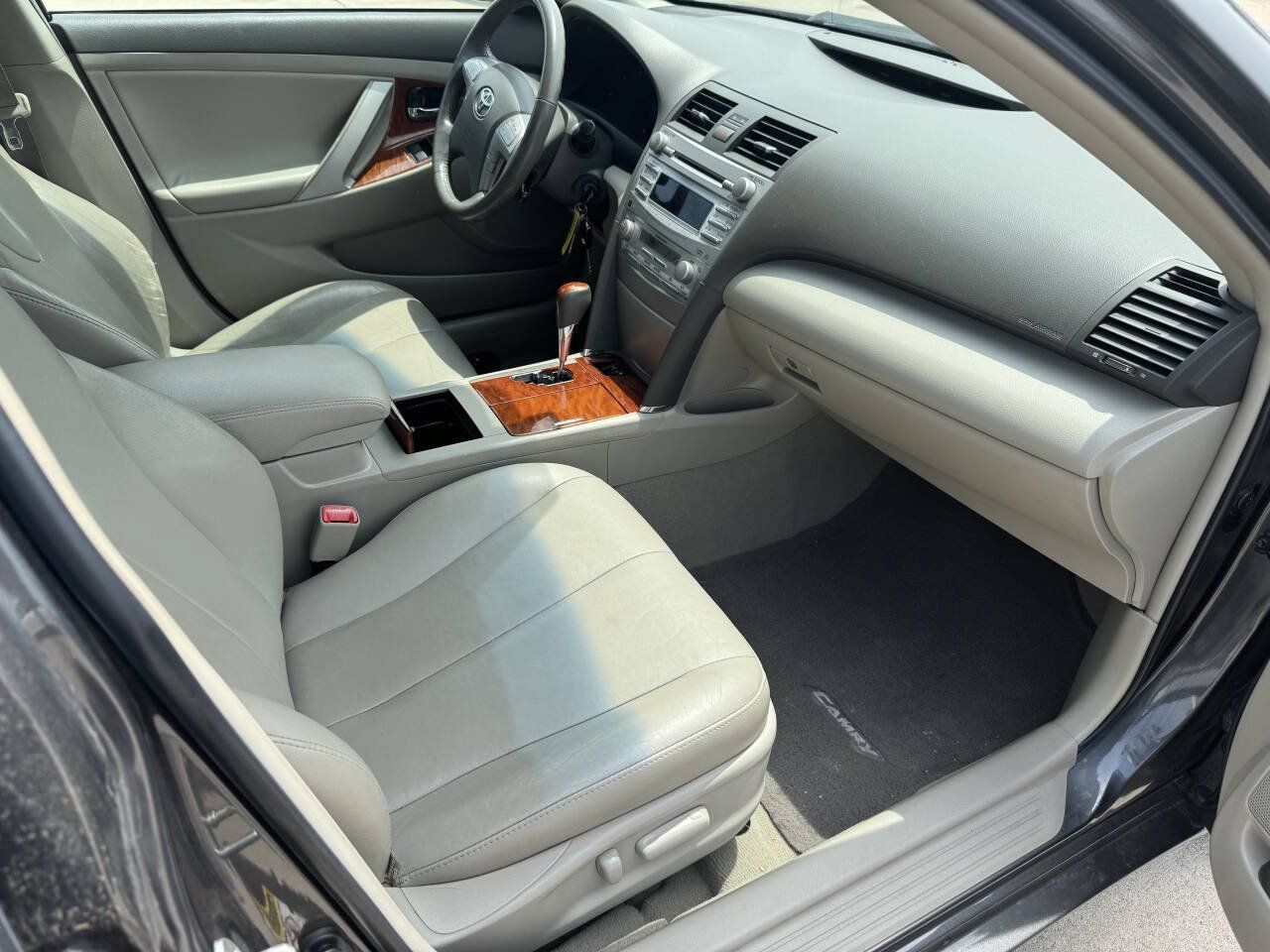 Used 2011 Toyota Camry XLE w/ XLE Extra-Value Pkg #2 FWD image 5