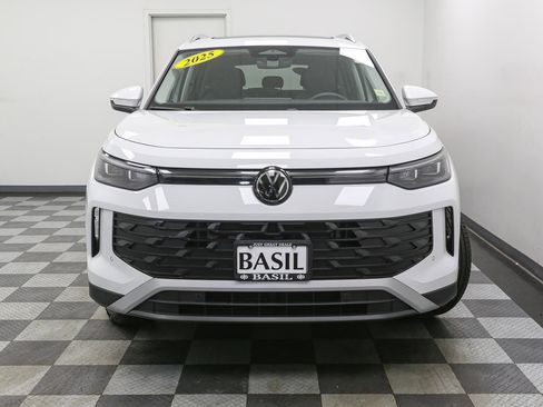 Used 2025 Volkswagen Tiguan SE w/ Panoramic Sunroof Package AWD/4WD image 3