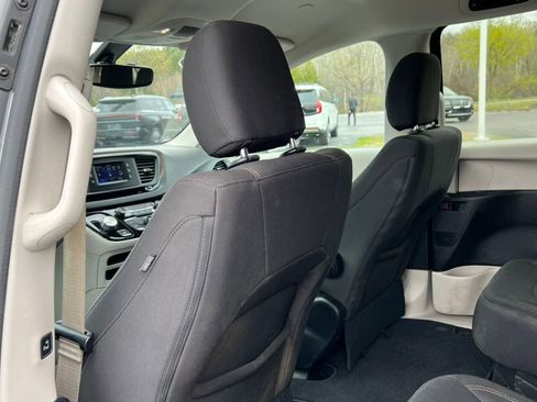Used 2017 Chrysler Pacifica Touring FWD image 29