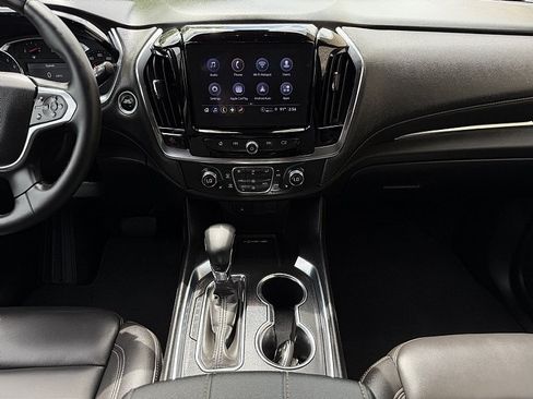 Used 2023 Chevrolet Traverse LT FWD image 18