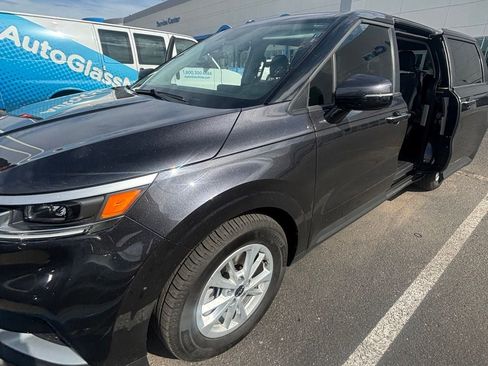 Used 2024 Kia Carnival LX FWD image 5