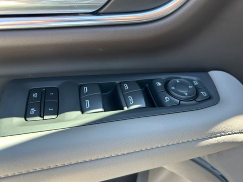 Used 2023 Chevrolet Tahoe Z71 w/ Luxury Package AWD/4WD image 18