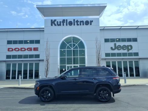 Used 2024 Jeep Grand Cherokee Limited w/ Luxury Tech Group II AWD/4WD image 1