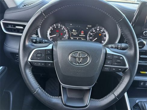 Used 2023 Toyota Highlander XLE image 14