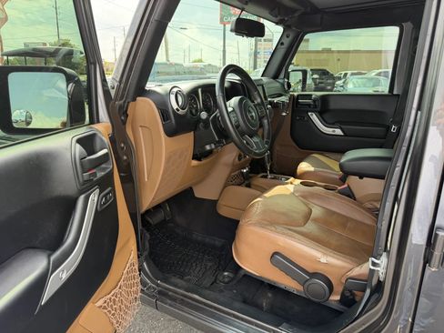 Used 2017 Jeep Wrangler Unlimited Sahara w/ Max Tow Package AWD/4WD image 4