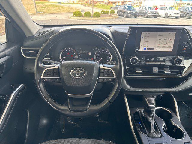 Used 2024 Toyota Highlander LE AWD/4WD image 9
