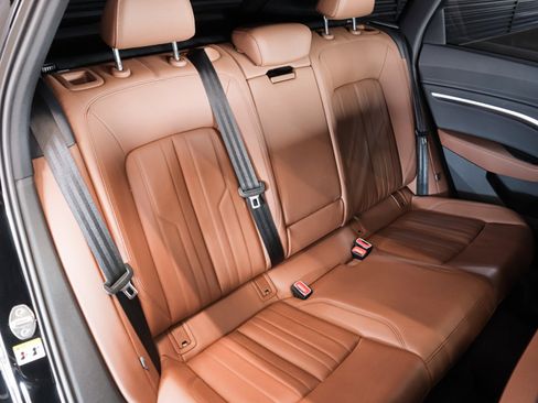 Used 2022 Audi e-tron Premium w/ Convenience Plus Package image 8