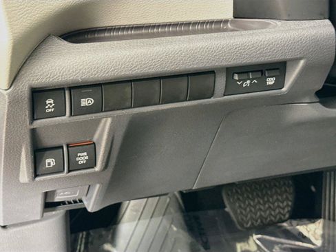 Used 2023 Toyota Sienna Limited FWD image 16