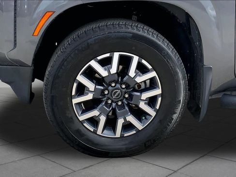 Used 2023 Nissan Frontier SV w/ SV Convenience Package RWD image 11
