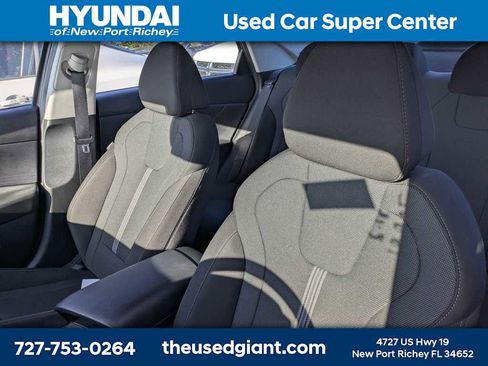 Certified 2023 Hyundai Elantra SE w/ Preferred Accessory Package FWD image 3