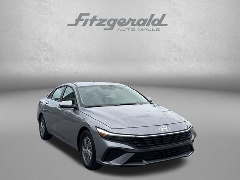 Certified 2025 Hyundai Elantra SE FWD image 1