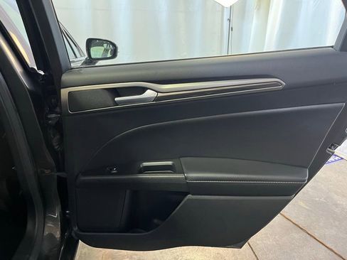 Used 2017 Ford Fusion SE w/ Fusion SE Technology Package image 24