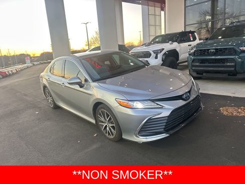 Used 2022 Toyota Camry XLE image 2