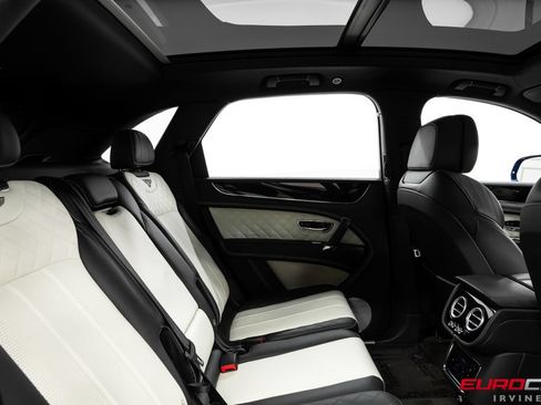 Used 2018 Bentley Bentayga AWD/4WD image 36