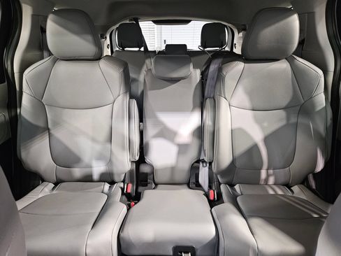 Used 2022 Toyota Sienna XLE FWD image 13