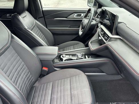 Used 2025 Ford Explorer ST-Line w/ ST-Line Street Pack AWD/4WD image 9