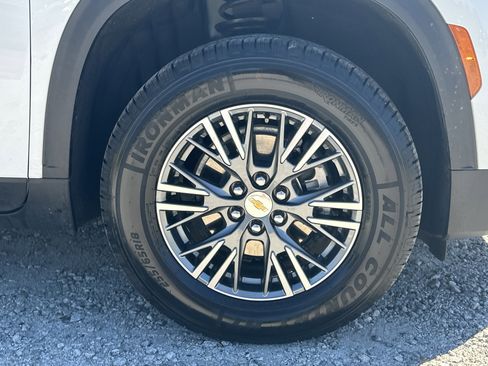 Used 2025 Chevrolet Traverse LT image 12