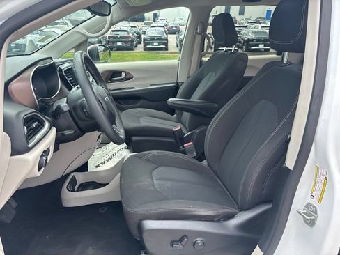 Used 2023 Chrysler Voyager LX FWD image 6