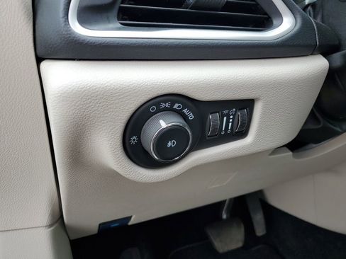 Used 2023 Chrysler Pacifica Touring-L FWD image 13