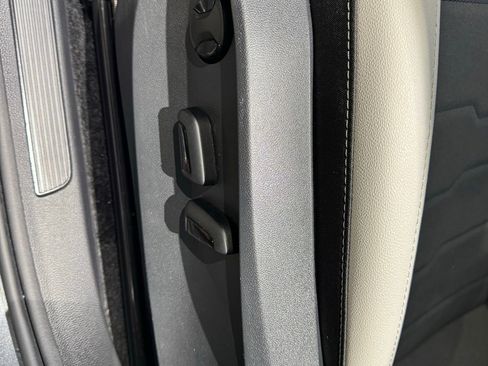 Used 2025 Volkswagen Taos SE w/ Panoramic Sunroof Package image 14