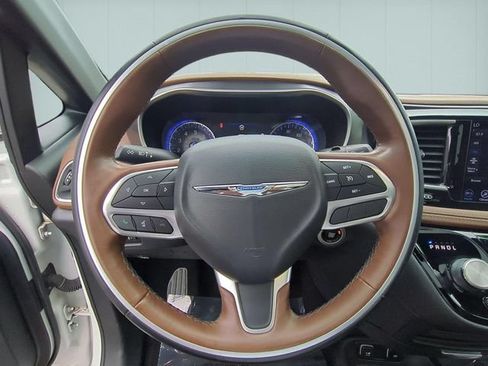 Used 2020 Chrysler Pacifica Limited w/ Tire & Wheel Group FWD image 18