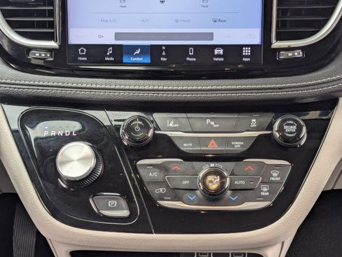 Used 2024 Chrysler Pacifica Select image 20