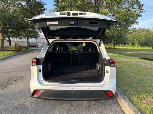 Used 2020 Toyota Highlander XLE FWD image 11