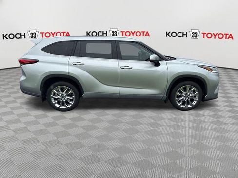 Used 2022 Toyota Highlander Limited FWD image 9