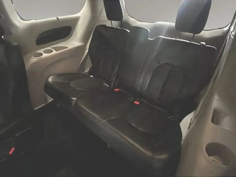 Used 2019 Chrysler Pacifica Touring-L FWD image 6