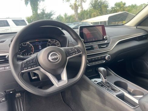 Used 2025 Nissan Altima 2.5 SV FWD image 13