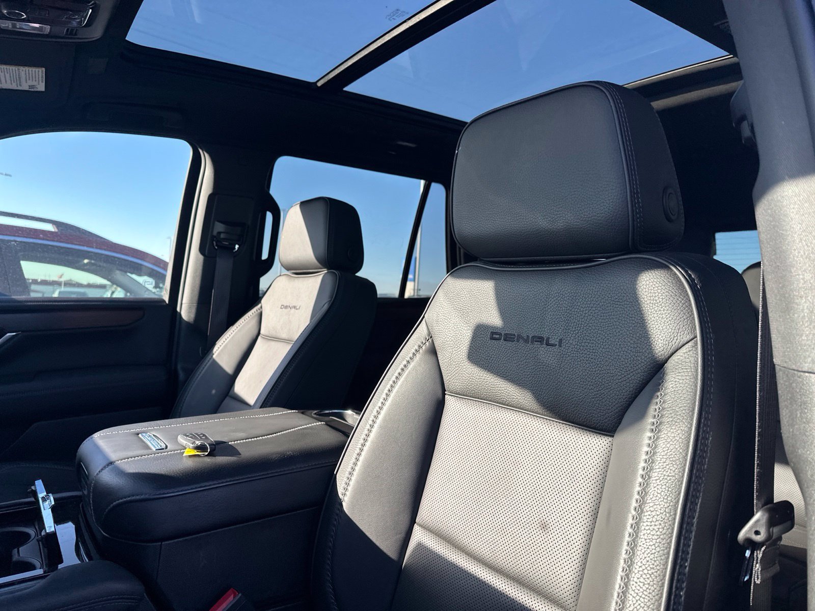 Used 2026 GMC Yukon Denali w/ Sun & Power Step Package AWD/4WD image 5