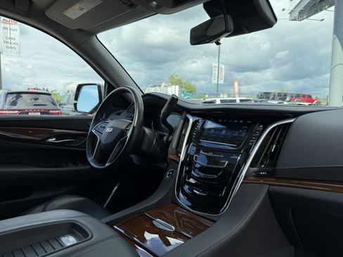 Used 2020 Cadillac Escalade Premium Luxury w/ Escalade Sport Edition AWD/4WD image 18
