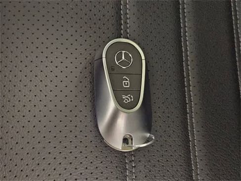 Used 2025 Mercedes-Benz GLC 300 4MATIC image 41