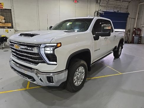 Used 2024 Chevrolet Silverado 2500 LTZ w/ LTZ Premium Package image 3