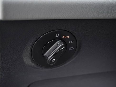 Certified 2023 Volkswagen Taos SE image 10