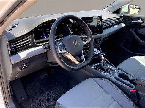 Certified 2025 Volkswagen Jetta SE w/ Sunroof Package FWD image 13