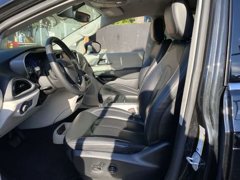 Used 2023 Chrysler Pacifica Touring-L FWD image 13