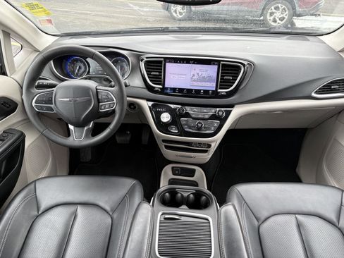 Used 2024 Chrysler Pacifica Touring-L image 12