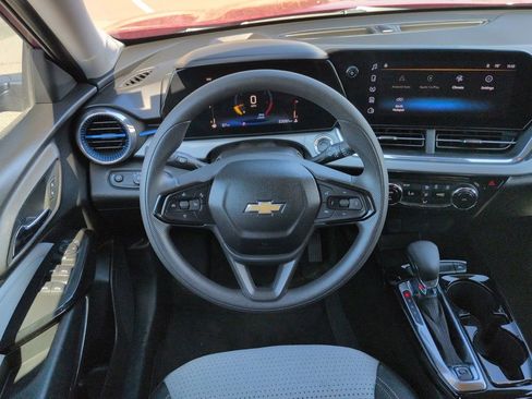 Certified 2025 Chevrolet Trax LT image 12