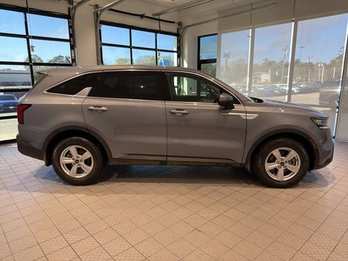Used 2023 Kia Sorento LX image 6