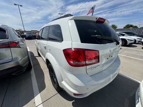 Used 2019 Dodge Journey SE FWD image 3