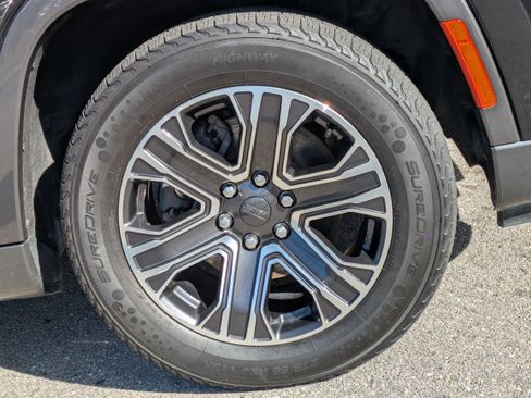 Used 2022 Jeep Wagoneer Series III w/ Flexible Seating Group image 11