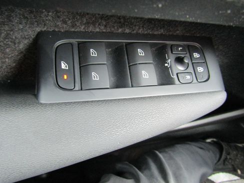 Used 2024 Volvo XC40 B5 Plus AWD/4WD image 19