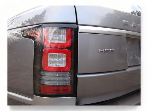 Used 2013 Land Rover Range Rover HSE image 32
