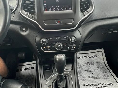 Used 2019 Jeep Cherokee Latitude Plus FWD image 11