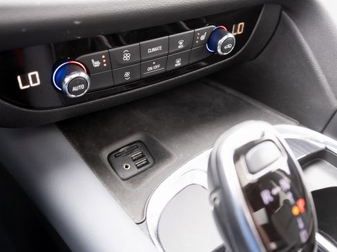 Used 2021 Buick Enclave Essence image 5