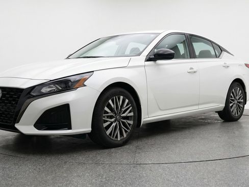 Used 2025 Nissan Altima 2.5 SV FWD image 3