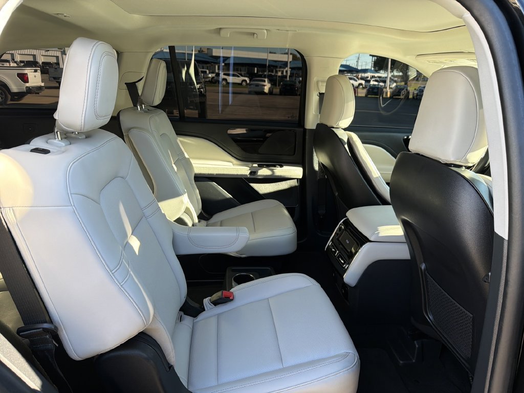 Used 2025 Lincoln Aviator 2WD image 16