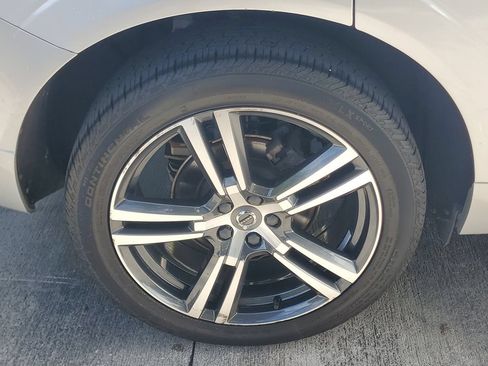 Used 2019 Volvo XC60 T5 Momentum w/ Protection Package FWD image 7